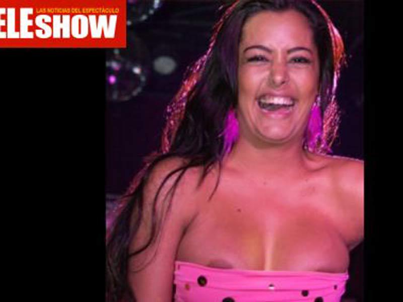 Larissa Riquelme deja ver parte de sus senos en plena discoteca 