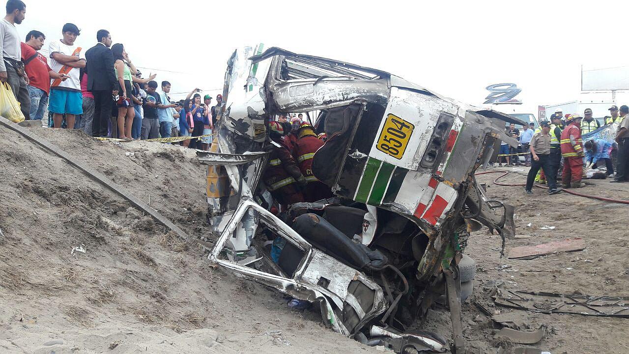 ​¡Desgracia en la Panamericana Sur! Tráiler choca contra custer llena de pasajeros (VIDEO)