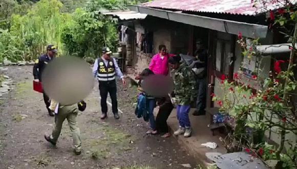 Tres hermanitos son rescatados luego que sus padres los ataran con soga (VIDEO)
