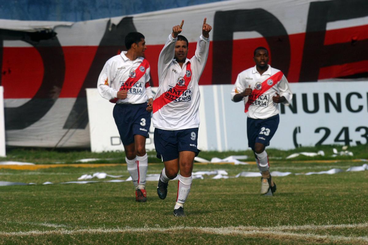 Yaco Eskenazi antes de incursionar en la televisión tuvo una etapa como jugador de fútbol. El año 2004 defendió los colores del Club Deportivo Municipal. (Foto GEC Archivo)