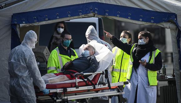 Personal médico atiende a un paciente en la sala de emergencias del Hospital Henri Mondor en Creteil, en las afueras de París, Francia. (Foto: AFP/Philippe Lopez)