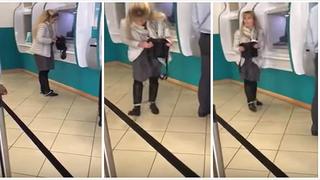 YouTube: mujer pasa roche al caersele ropa interior  dentro de cajero automático (VIDEO) 