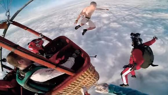 YouTube: Salta desnudo y sin paracaídas desde un globo aerostático [VIDEO]  