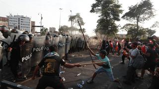 Protesta en Lima: vándalos arrojan bloques de concreto a policías para avanzar por Av. Abancay y tomar el Congreso | VIDEO