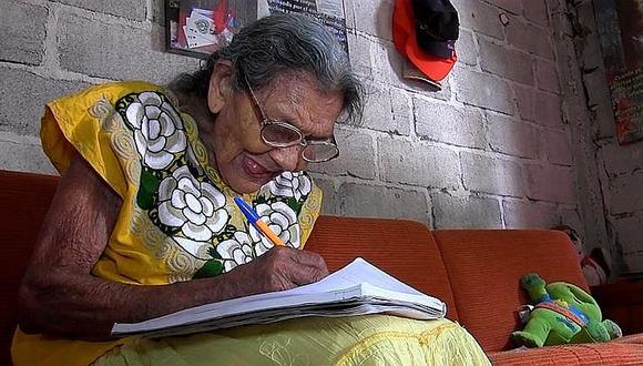 ​Anciana aprendió a leer y escribir a los 96 años e inspira a muchos