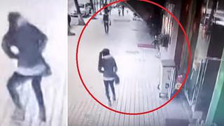 Letrero de restaurante cayó sobre mujer y ella vive para contarlo (VIDEO)