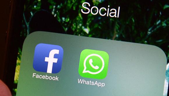 Los iconos de las aplicaciones de Facebook y WhatsApp se muestran en un teléfono inteligente el 20 de febrero de 2014 en Roma. (Foto: Gabriel BOUYS / AFP)