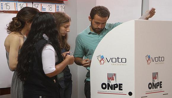Elecciones 2016: Personas mayores tienen problemas con el voto electrónico [VIDEO]