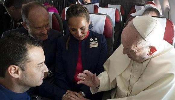 El papa Francisco aclaró por qué casó a una pareja en pleno vuelo 