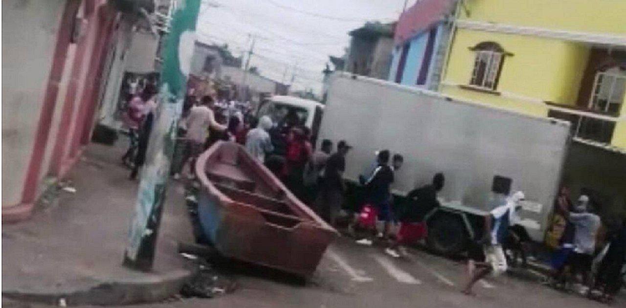 Extranjeros protagonizan feroz persecución policial por saquear supermercado (VIDEO)