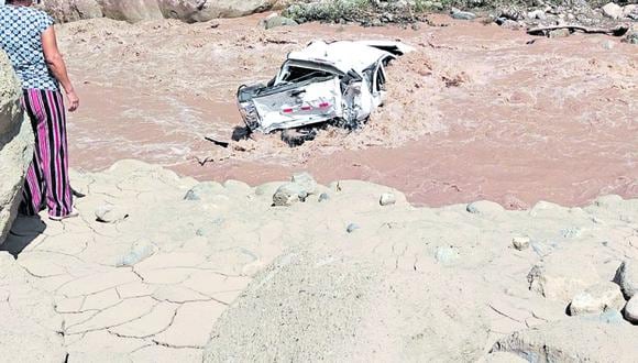 Tras mortal despiste, camioneta quedó atrapada entre las rocas del río Arahuay.