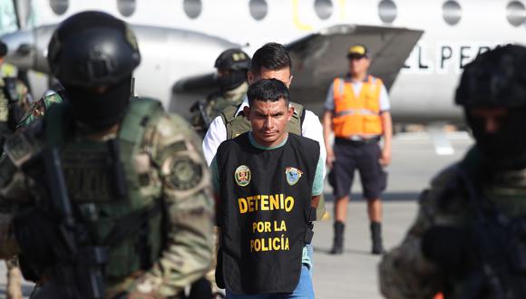 En un avión de la Policía Nacional del Perú, custodiado por agentes especiales, el camarada 'Carlos' fue trasladado desde Huanta, Ayacucho, hasta la base aérea de la PNP en el Callao. 

FOTO: JORGE CERDAN / @PHOTO.GEC