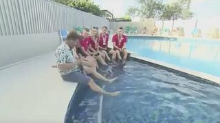 Reportero termina teniendo vergonzosa caída durante entrevista dentro de piscina (VIDEO)