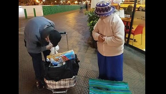 Pareja de abuelitos ambulantes se convierte en símbolo de amor y lucha en Facebook