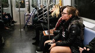 ​En medio del frío, pasajeros se quitan los pantalones en el metro de Nueva York
