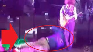 ¡Qué terrible! Músico muere sobre el escenario pero banda siguió tocando... (VIDEO)