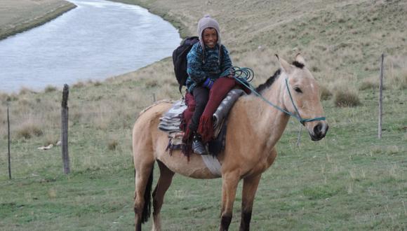 Diego Armando recorre todos los días 10 km a caballo para poder llegar a su escuela. (Foto: Andina)
