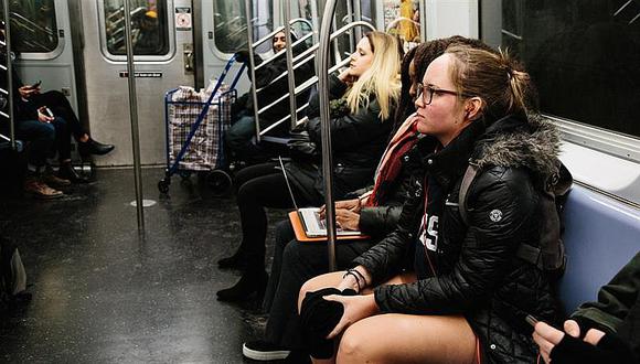 ​En medio del frío, pasajeros se quitan los pantalones en el metro de Nueva York