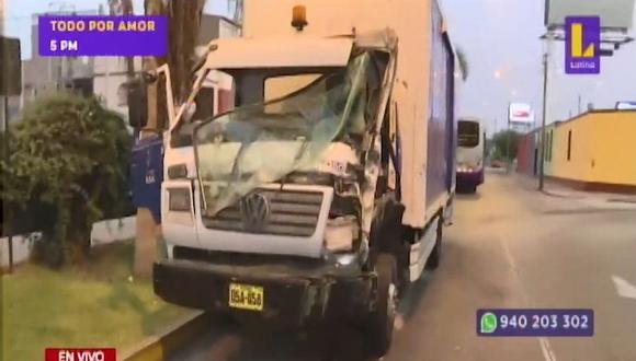 Choque entre el bus del Corredor Morado y camión de la MML ocurrió a la altura de la cuadra 15 de la avenida Prolongación Iquitos, en Lince. (Captura: América Noticias)