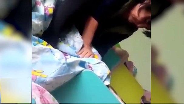 Bebé lloraba y profesora termina estrangulándola 