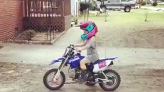Niña de siete años sorprende con su habilidad con la motocicleta | VIDEO
