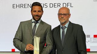 Claudio Pizarro fue premiado por la Federación Alemana de Fútbol que lo calificó de “leyenda” 