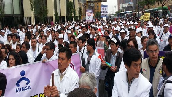Desde hoy médicos de EsSalud y el Minsa acatan huelga indefinida 