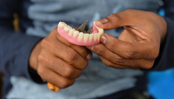 Paul Bishop quedó sorprendido cuando le devolvieron la dentadura que perdió hace 11 años. (Foto: MANJUNATH KIRAN / AFP)