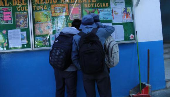 Alumnos de espalda. Fotos/Angel Ramon