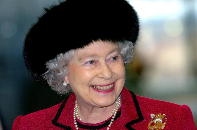 La Reina Isabel II sonriendo. Foto del 20 de febrero de 2004. (Foto EFE)