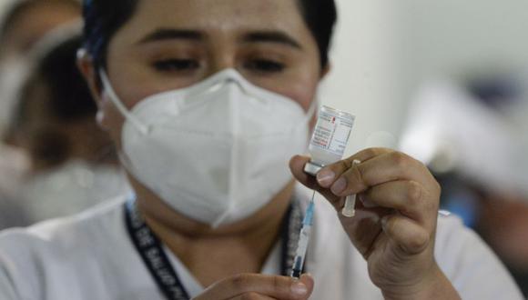 La enfermera guatemalteca Yolanda Raymundo prepara una dosis de la vacuna Moderna contra COVID-19 en un hospital temporal de un parque industrial de la Ciudad de Guatemala. (Foto: Johan ORDONEZ / AFP).
