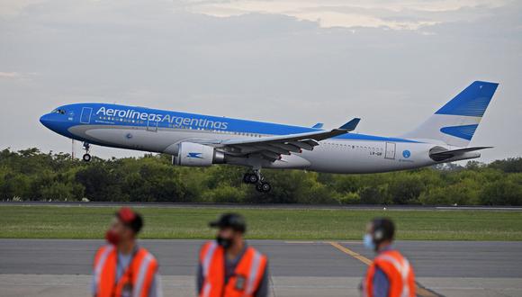 Un avión de Aerolíneas Argentinas aterriza en el Aeropuerto Internacional de Ezeiza, en Buenos Aires, el 12 de febrero de 2021. (Foto de JUAN MABROMATA / AFP)