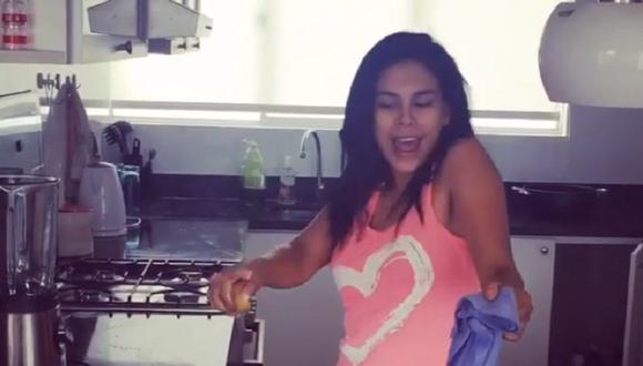 ¡No lo vas a creer! ¡Stephanie Valenzuela limpia su casa y baila! [VIDEO]