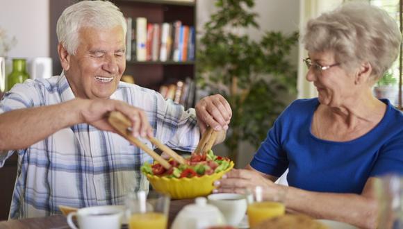 A medida que envejecemos nuestro cuerpo experimenta muchos cambios y es posible que necesitemos diversas adecuaciones en la alimentación.