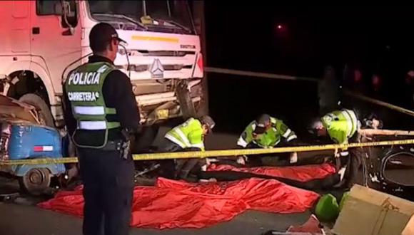 Tres personas mueren en choque de mototaxi contra camión en la carretera a Canta | VIDEO
