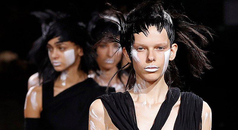 ¿Por qué las modelos no sonríen en la pasarela?