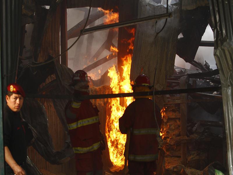 Villa María del Triunfo: Buses y custers calcinados en incendio de mercado 