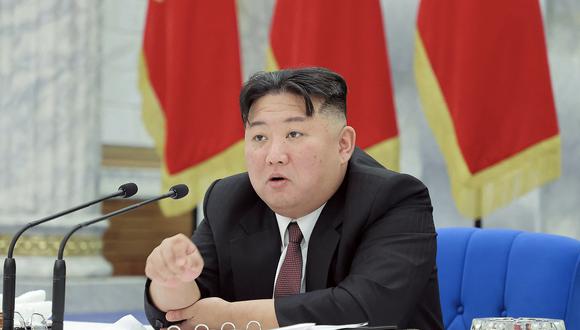 El líder de Corea del Norte, Kim Jong Un, asistiendo a la 12.ª reunión del Politburó del 8.º mandato del Partido de los Trabajadores de Corea en el Comité Central del Partido en Pyongyang. (Foto de KCNA VIA KNS / AFP)