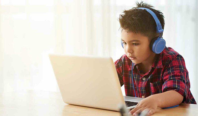 Menores pasan siete horas al día conectados a Internet