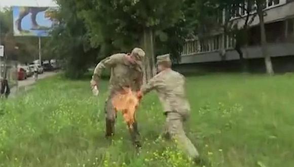 Soldado se prende fuego tras ser despedido del ejército (FOTOS)