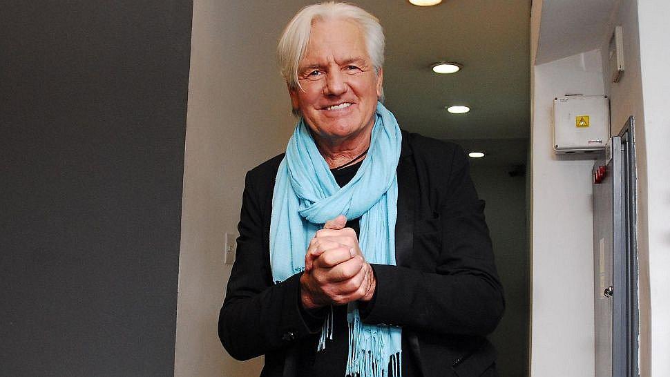 ​Reconocido cantante Sergio Denis cae de escenario y lucha por su vida (VIDEO)