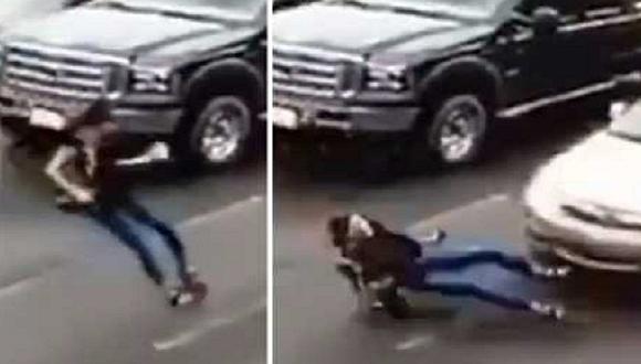 Mujer habla por celular, se resbala y es arrollada por un auto 