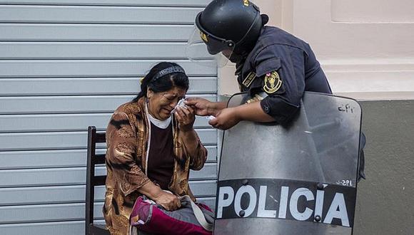 Policía ayuda a mujer en protesta contra indulto a Fujimori y conmueve a muchos (FOTO)