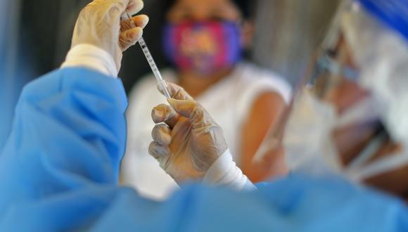 Minsa advierte: Laboratorios privados no comercializarán vacunas contra el COVID-19 este año | Foto: Luka GONZALES / AFP)