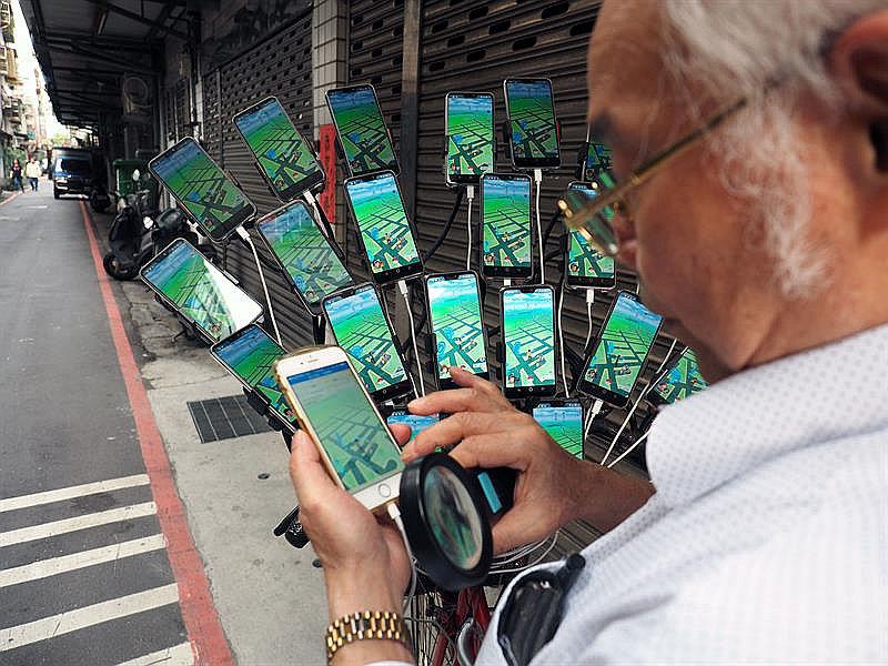 ​'El Tío Pokémon' atrapa criaturas con 24 celulares en su bicicleta