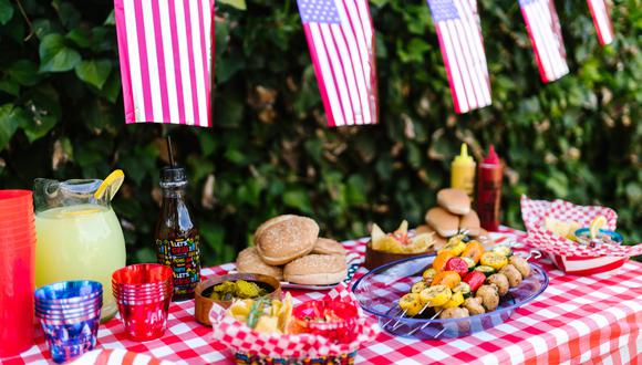En la mesa para celebrar el 4 de julio no pueden faltar las hamburguesas, hot dogs, papas fritas y diversos postres. (Foto: Pexels)