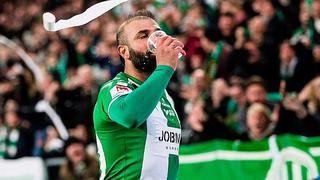 Mete golazo de una distancia de 30 metros y atrapa una cerveza que le cayó desde las tribunas (VIDEO)