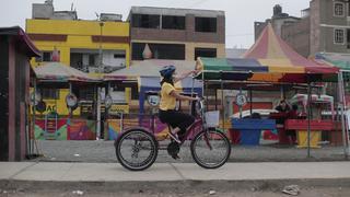 Va en bicicleta llevando la cultura a todo el Rímac, Minerva Mora y la Bibliomóvil. (Fotos)