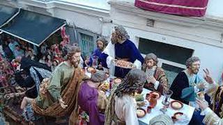Apetitoso plato de langostinos se cuela en procesión y desde entonces fieles incrementan su consumo