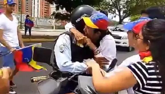 Venezuela: policía chavista encuentra a su familia en marcha y ocurre esto (VIDEO) 